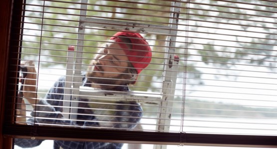 Foto på man som installerar solceller på hus.