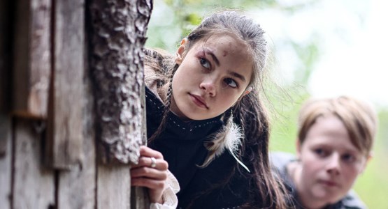 Barn deltar i ett live.